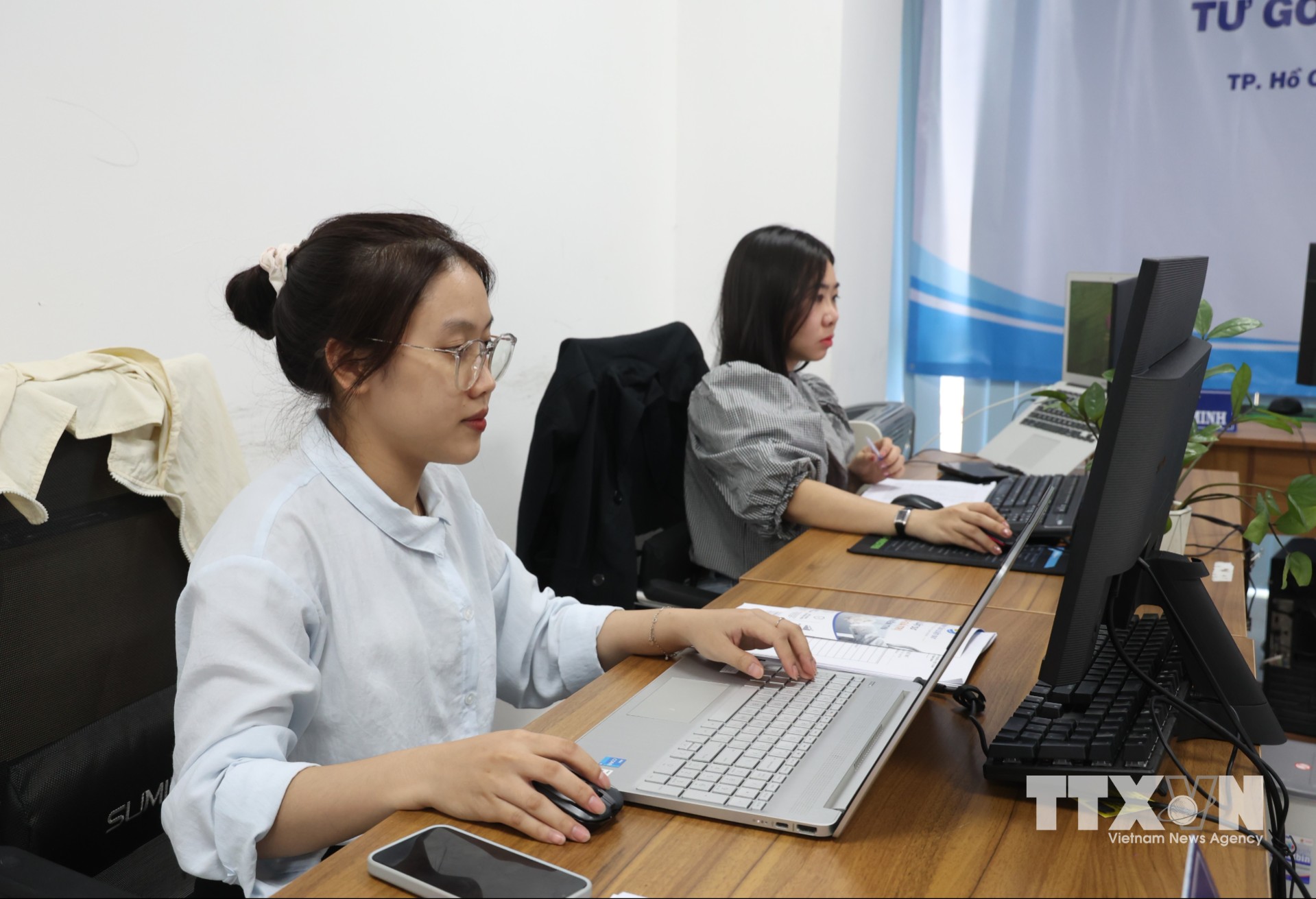 Việc triển khai ứng dụng AI cần đi kèm với công tác kiểm chứng thông tin, bảo mật dữ liệu và đảm bảo quyền lợi cho khách hàng. (Ảnh: Hồng Đạt/TTXVN)